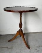 A mahogany oval side table on splayed legs and pie crust top (H55cm W44cm D37cm)