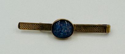 A 9ct gold an opal tie clip with an approximate weight of 3.9g