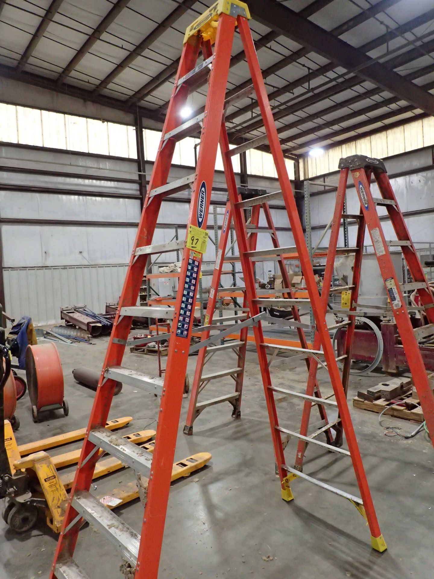 Werner 10 ft. 300 lb. Cap. Fiberglass Step Ladder; (Location: Pasadena, TX)