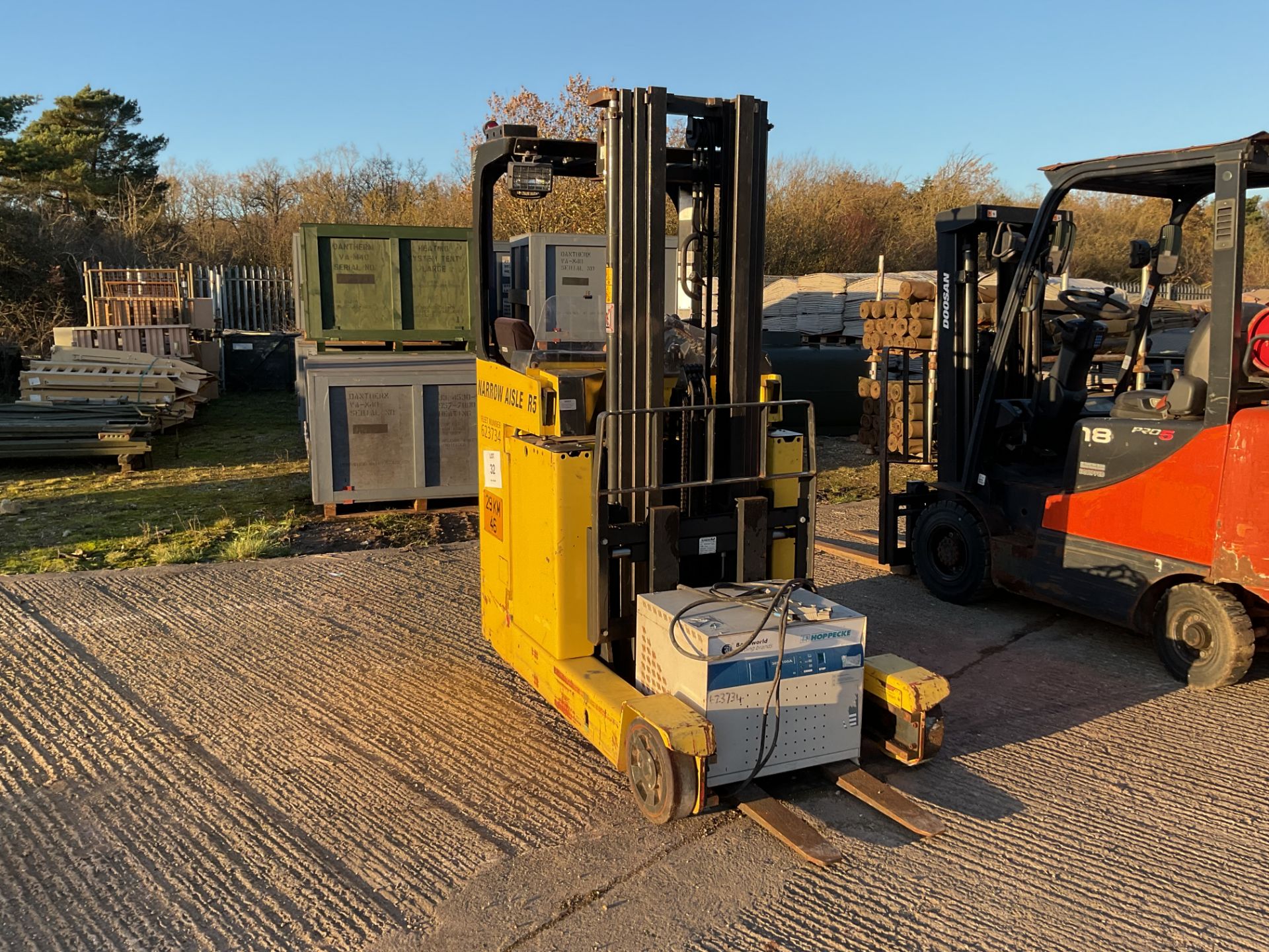 Narrow Aisle R5-16N Triple Mast 1.6 ton Electric Fork Lift c/w Charger with side Shift etc, From MoD - Image 2 of 15