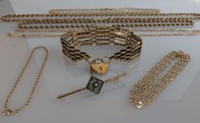 A yellow gold gate-link bracelet with heart locket, 16 cm; a mesh bracelet and a thin-link ankle bra