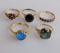 A round-cut blue topaz ring on an 18ct yellow gold claw setting, approximately 3.0 carats, stamped