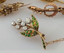 An Edwardian diamond and peridot brooch on a yellow gold setting, 35mm W