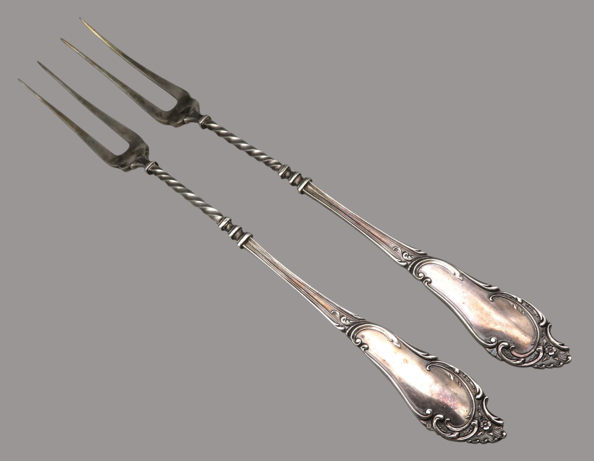 2 Vorlegegabeln, Silberschmiede Wilkens, Silber 800/000, punziert, 58 g, Etui, l 19,5 cm.