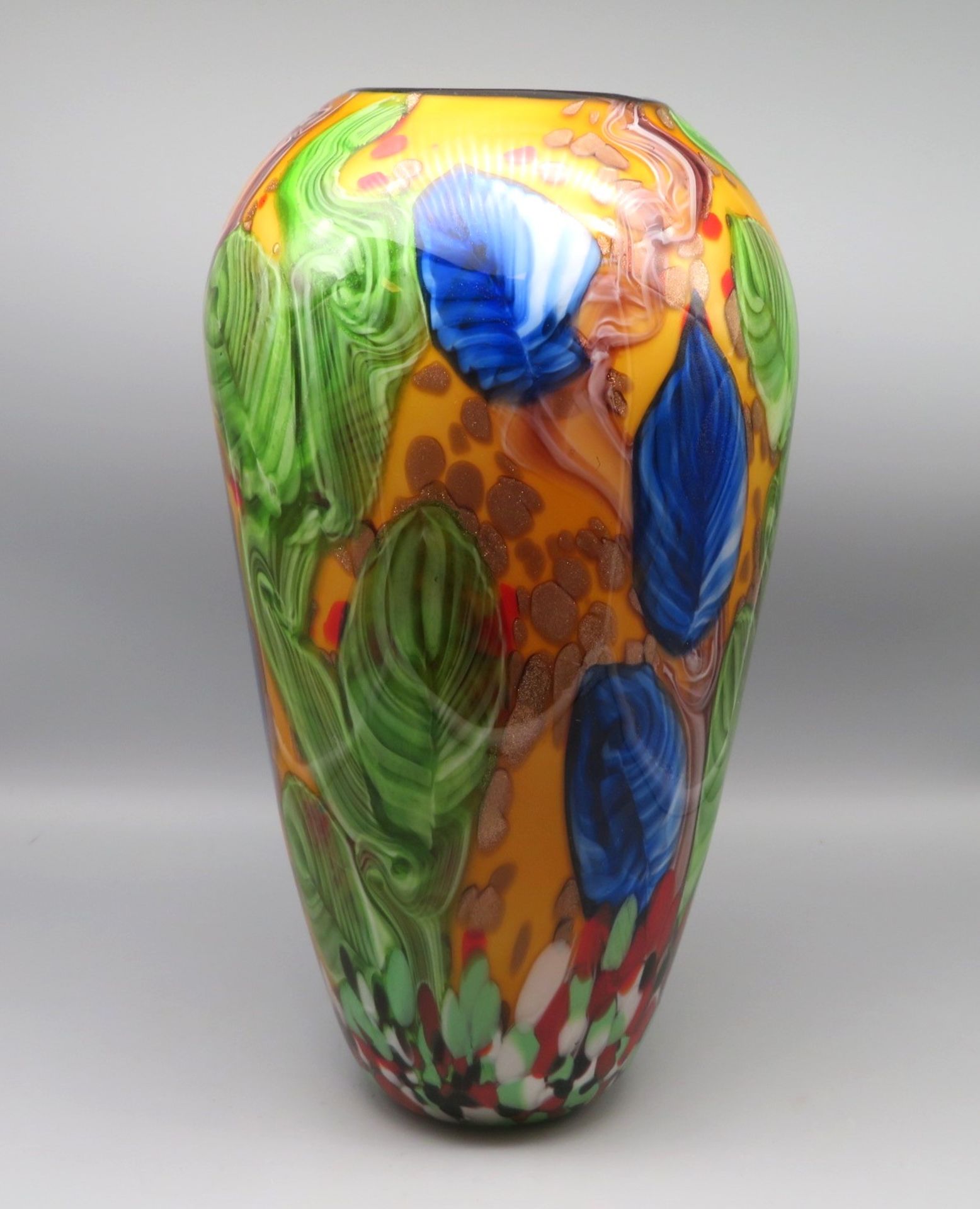 Dekorative Vase, Italien, Murano, dickwandiges Glas mit farbigen und Goldeinschmelzungen, h 39 cm, 