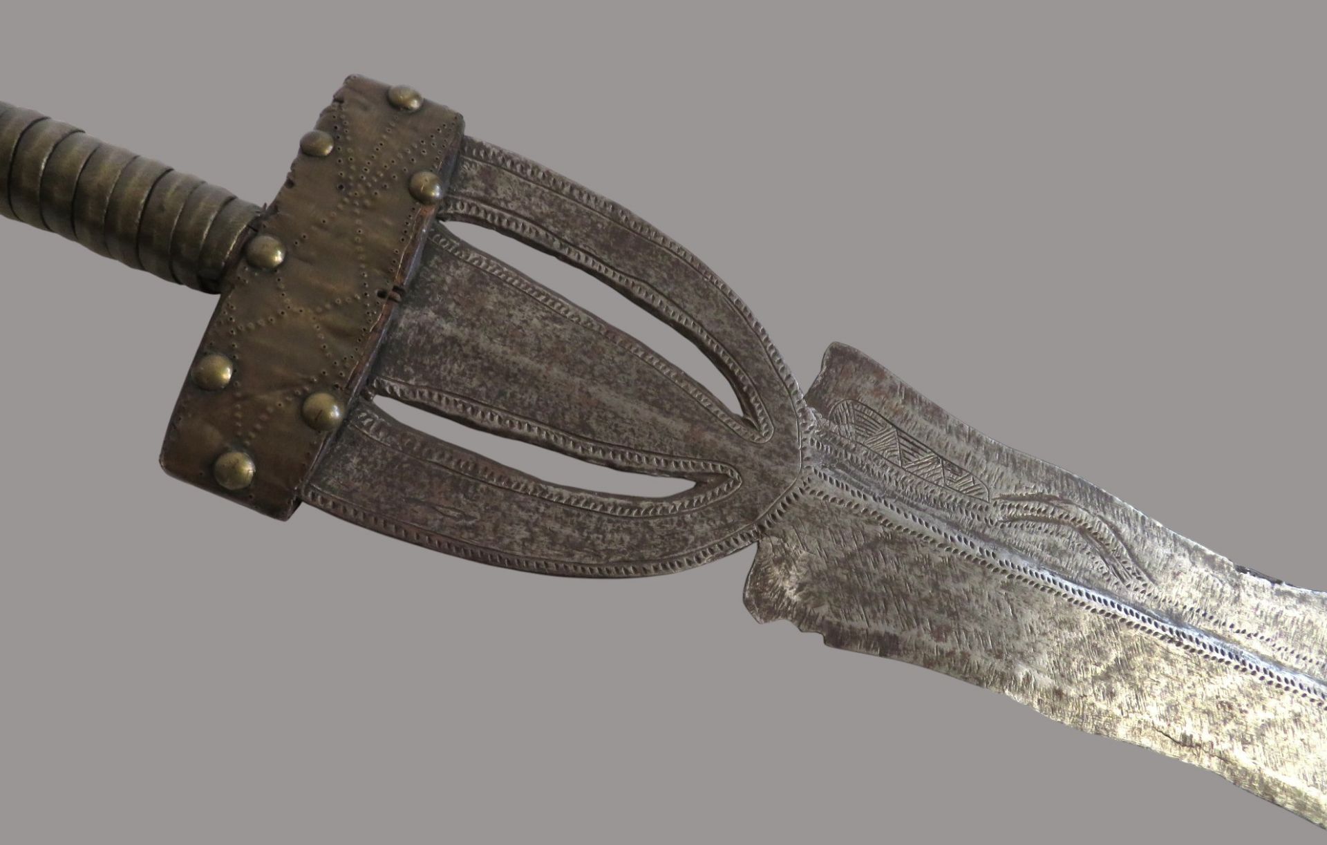 Antikes Kurzschwert (Zeremonienschwert), Afrika, Kongo, Ngombe/Doko, Eisen und Messing reich verzie - Bild 2 aus 2