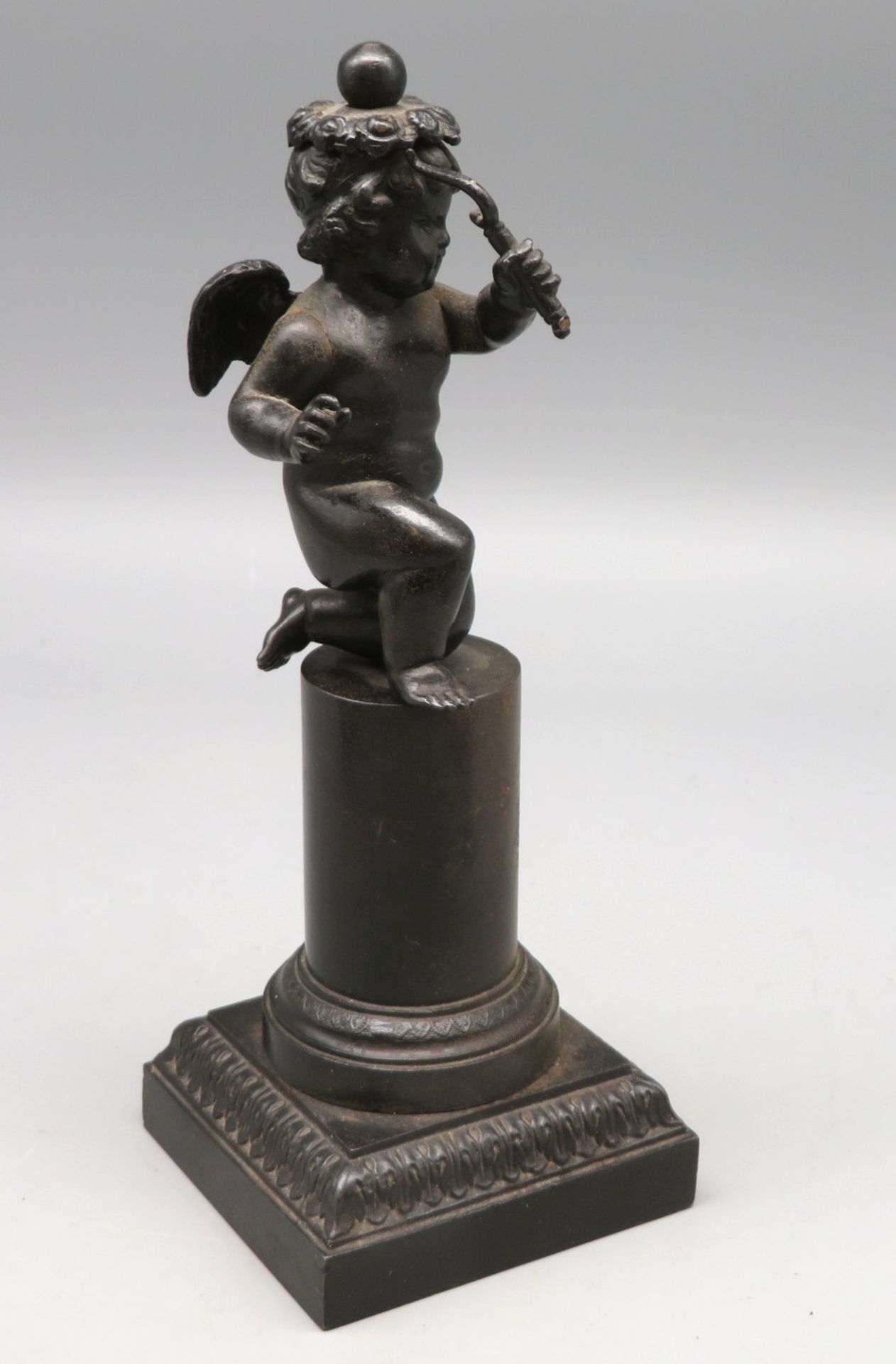 Amor/Amorette auf Säule, 18./19. Jahrhundert, Eisenguss, Bogen besch., 18 x 7 x 7 cm. - Bild 2 aus 2