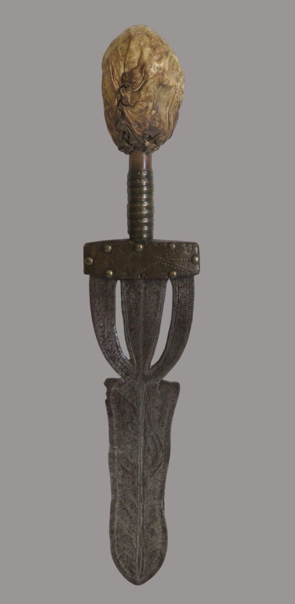 Antikes Kurzschwert (Zeremonienschwert), Afrika, Kongo, Ngombe/Doko, Eisen und Messing reich verzie