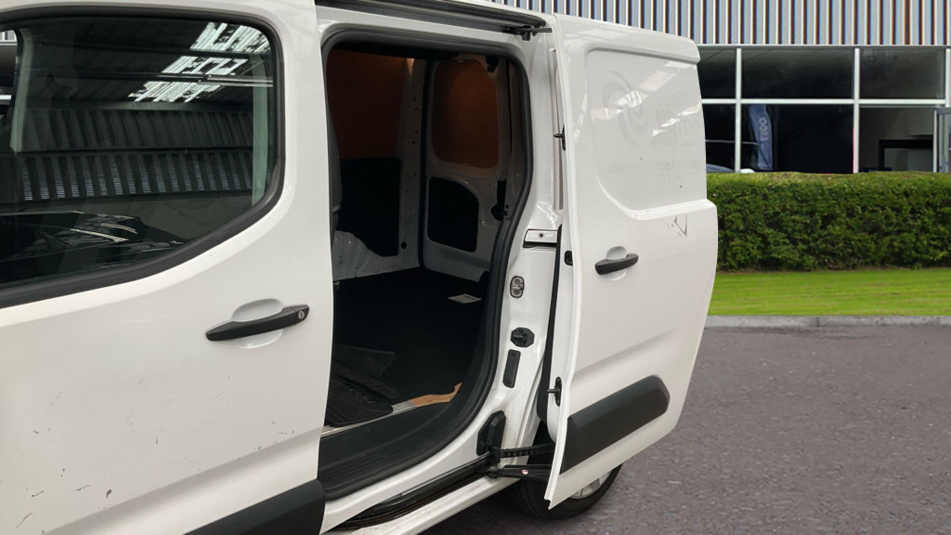 Van Reg VAUXHALL COMBO 2300 1.5 Turbo D 100ps H1 Sportive Van Manual - Diesel ...