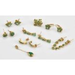 A 9ct yellow gold emerald set novelty brooch formed as a frog, length 12mm, a 9ct gold and emerald