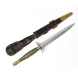 A WWII British ribbed and beaded Fairbairn Sykes (FS) commando knife with 18cm double-edged blade