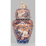 Große Imari-Deckelvase