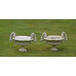Paar kleine Gartenvasen