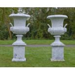 Paar monumentale Parkvasen auf Postamenten