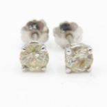 14ct white gold diamond stud earrings (0.8g)