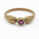 9ct gold ruby ring (2g) Size P