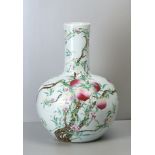 Große chinesische Nine Peaches Vase, Famille Rose