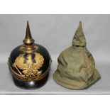 Militaria. Pickelhaube. Preußischer Infanteriehelm. Lederhelm mit Spitze, Tellerbeschlag, Kokarde,