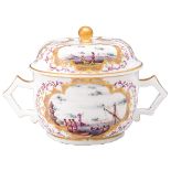 Kleine Terrine. Meissen 1723-24. Walzenförmig, mit seitlich eckigen Henkeln. Gewölbter, leicht über