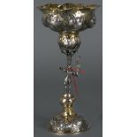 Floralpokal. Wohl Augsburg 17. Jh. Silber, ca. 164 g, reliefiert und vermeilt; am Lippenrand gepunz