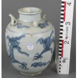 Vase. Qing-Dynastie 19. Jh. Keramik, mit blauem Drachendekor, H=35 cm, D=25 cm.