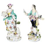 Schäferin und Schäfer. Meissen 1745-50. Je auf rundem, unregelmäßigem Rocaillesockel mit Goldstaffa
