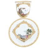 Bechertasse mit Unterschale. Meissen 1730-35. Beide Teile mit Goldspitzenbordüren und vierpassigen