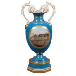 Urbino-Vase auf Sockel. Berlin 19. Jh. Porzellan, am Boden unterglasurblaue Szeptermarke. Türkisbla