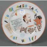 Revolutionsteller. Russland. Porzellan, bunt bemalt und beschriftet „1921“; verso Manufakturmarke,