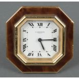 Reisewecker. Paris, Cartier 20. Jh. Gehäuse aus Messing, Metall und Kunstmasse, Zifferblatt mit röm