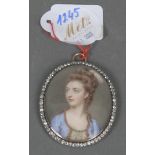 John Smart (1742/43-1811). Porträt einer jungen Dame in einem weißen Seidenkleid mit Perlen- und Sm