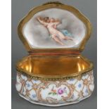 Ovale Tabatière. Meissen 19. Jh. Porzellan, mit nach oben zu öffnendem Deckel, verbunden durch verg