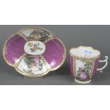 Vierpassige Bechertasse mit Unterschale. Meissen 1740-45. Porzellan, beideTeile mit purpurnem Schup