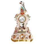 Bedeutende Tischuhr auf Sockel. Meissen 1730-35. Rechteckiger, erhöhter Sockel, sich nach oben verj