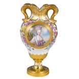 Bedeutende königliche Vase. Sèvres 1774-75. Birnenförmig mit seitlich eingerollten Blütenhenkeln. S