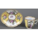 Vierpassige Bechertasse mit Unterschale. Meissen 1740-45. Porzellan, beide Teile mit gelben Fond un