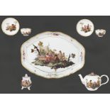 Fünftlgs. Déjeuner. Meissen 1763-73. Alle Teile mit breiten Goldspitzenbordüren und bunt bemalt mit