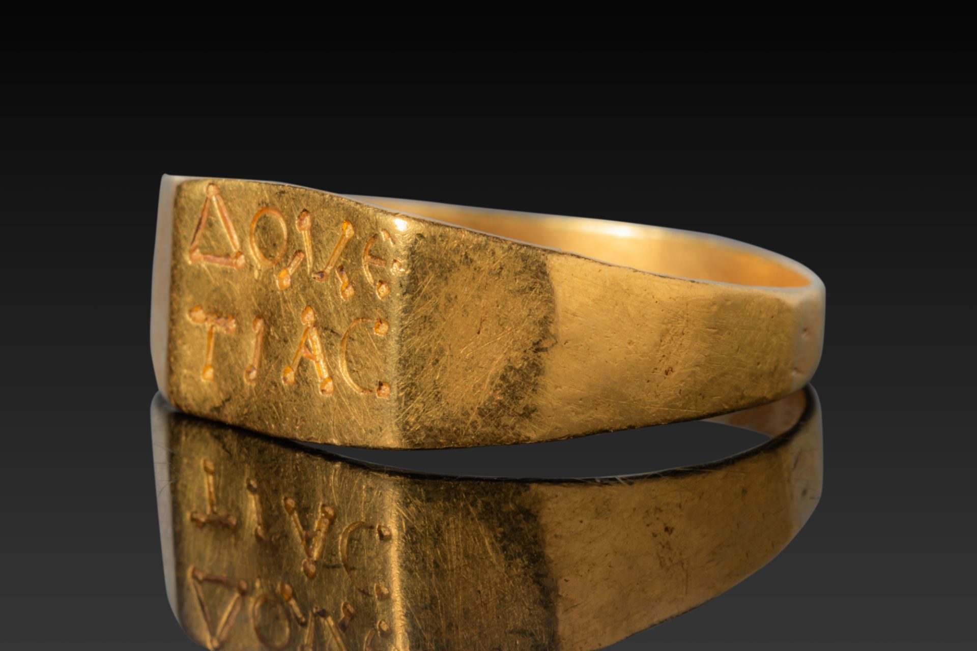 Ca. AD 1 - 200 A 23kt gold ring with a flat band, angular shoulders and ...