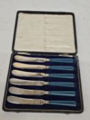 A VINTAGE B0XED SET OF SIX BUTTER KNIVES WITH TURQUOISE-COLOURED HANDLES AND HALLMARKED SHEFFIELD
