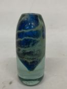 A VINTAGE MICHAEL HARRIS FOR MDINA ART GLASS VASE "SEA AND SAND" MALTESE - 15 CM
