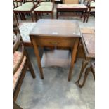 A MID 20TH CENTURY OAK BEDSIDE TABLE WITH DROP LEAVES