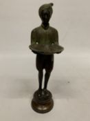 A BRONZE ORIENTAL FIGURE OF A WAITER WITH A TRAY, HEIGHT 27CM