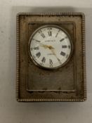 A HALLMARKED LONDON SILVER KITNEY & CO., DESK CLOCK WITH A WHITE DIAL, BLACK ROMAN NUMERALS AND GOLD