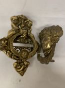 A SOLID BRASS FRENCH EMPIRE CHERUBS DOOR KNOCKER TOGETHER WITH A VICTORIAN STYLE BRASS DOOR