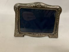 A HALLMARKED SHEFFIELD SILVER PHOTO FRAME - 17.5 X 14 CM