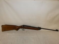 A VINTAGE .22 CALIBRE AIR RIFLE, 40CM BARREL, LENGTH 99CM