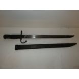 A WORLD WAR II IMPERIAL JAPANESE ARISAKA TYPE 30 BAYONET AND SCABBARD, 39.5CM BLADE, LENGTH 52.5CM