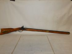 A REPLICA NON FIRING FLINTLOCK KENTUCKY RIFLE, 71CM BARREL, FULLY STOCKED, LENGTH 106CM