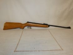 A BSA 22 CALIBRE AIR RIFLE, 47CM BARREL LENGTH 105CM (A/F)