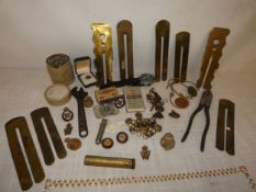 A COLLECTION OF MILITARY ITEMS TO INCLUDE BRASS BUTTON CLEANING SLIDES, BADGES, BUCKLE, GUN OIL
